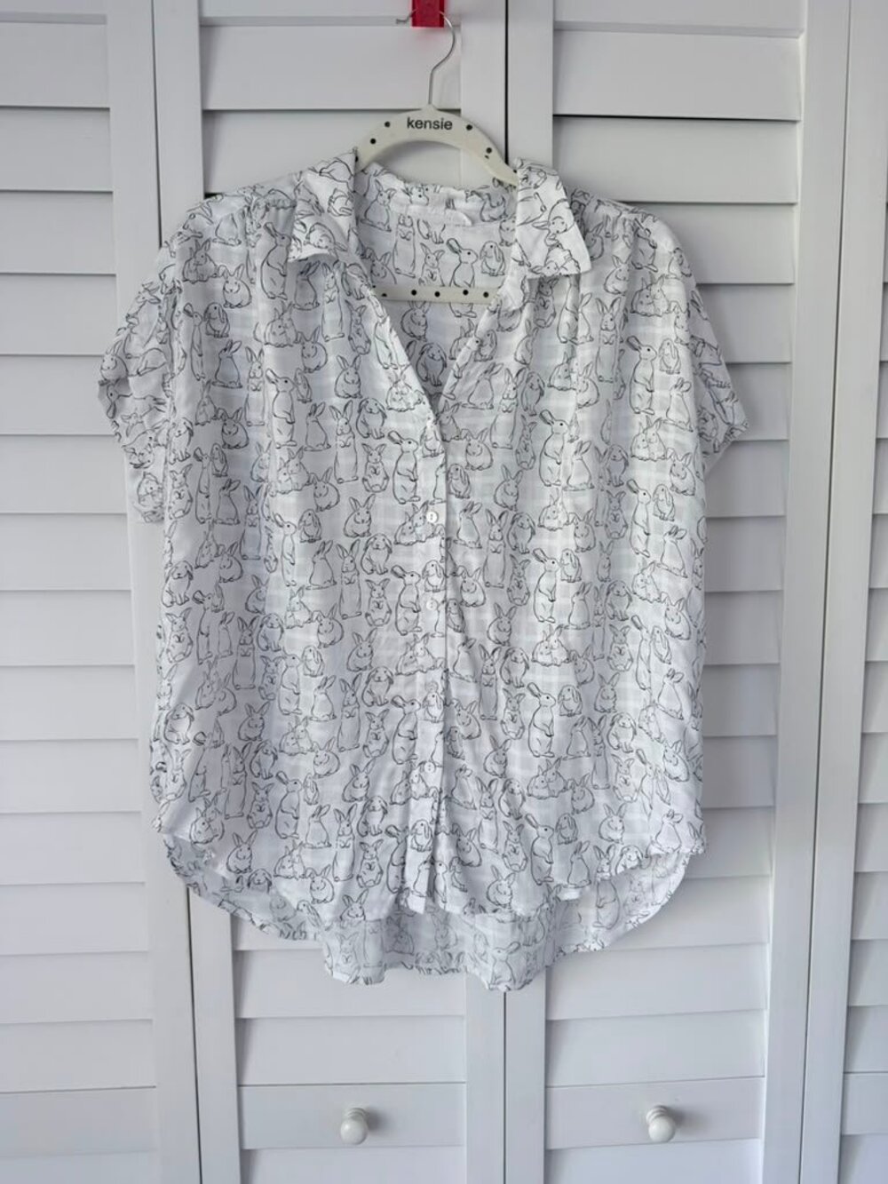 Jane + Delancey Bunny Print Rayon Blouse White Gray Button Front Size M - Picture 2 of 15